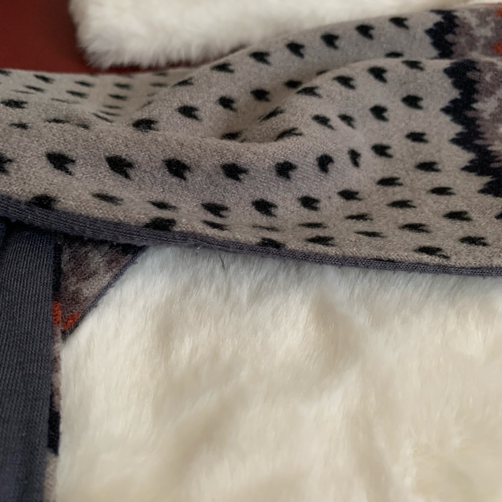 Gray scarf - Picture 8 of 11